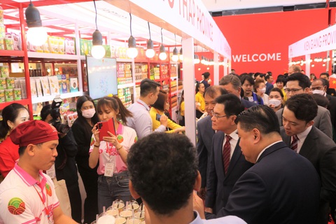 Hơn 100 doanh nghiệp Việt mang hàng sang Thái Lan giới thiệu - Ảnh 2. Ông Jurin Laksanawisit, phó thủ tướng kiêm bộ trưởng Bộ Thương mại Thái Lan (đeo kính), tham quan các gian hàng trưng bày của doanh nghiệp Việt Nam - Ảnh: T.T
