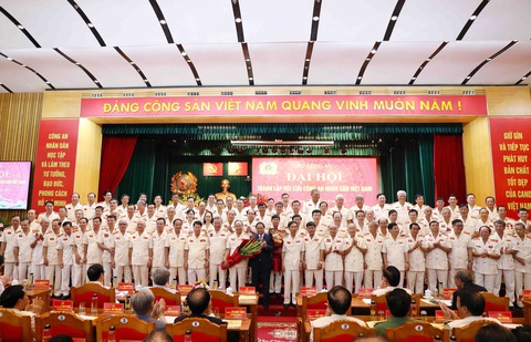 Thủ tướng: Hội cựu Công an nhân ra đời thể hiện sự quan tâm của Đảng với lực lượng công an - Ảnh 1. Thủ tướng Phạm Minh Chính chụp ảnh lưu niệm với các đại biểu dự đại hội - Ảnh: DANH TRỌNG