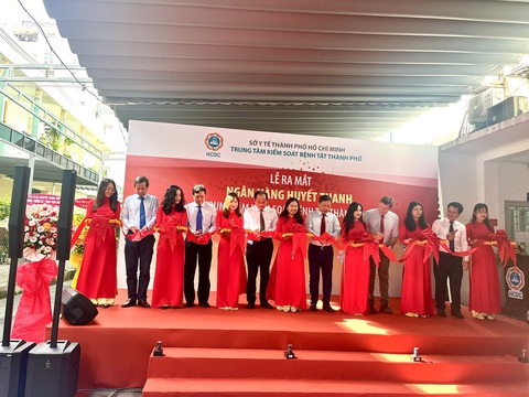Dự đoán dịch, phát hiện sớm khả năng bùng phát dịch tại TP.HCM... qua ngân hàng huyết thanh - Ảnh 1. Lễ cắt băng khánh thành Ngân hàng huyết thanh HCDC - Ảnh: T.DƯƠNG