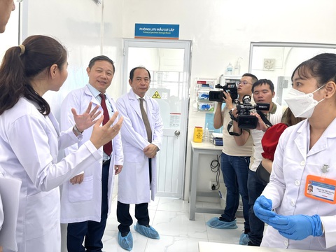 Dự đoán dịch, phát hiện sớm khả năng bùng phát dịch tại TP.HCM... qua ngân hàng huyết thanh - Ảnh 2. Ông Dương Anh Đức, phó chủ tịch UBND TP (thứ 2 từ trái qua), tham quan Ngân hàng huyết thanh - Ảnh: T.DƯƠNG