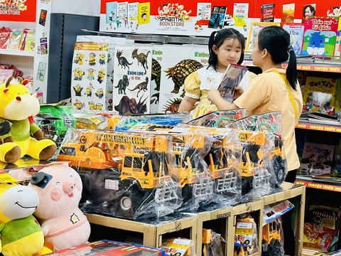 Chương trình khuyến mãi “Hành trang đến trường” đang diễn ra sôi nổi tại hệ thống 800 siêu thị thuộc Saigon Co.op gồm Co.opmart, Co.opXtra, Co.op Food, Co.op Smile, Cheers... - Ảnh: MỘC MIÊN Chương trình khuyến mãi “Hành trang đến trường” đang diễn ra sôi nổi tại hệ thống 800 siêu thị thuộc Saigon Co.op gồm Co.opmart, Co.opXtra, Co.op Food, Co.op Smile, Cheers... - Ảnh: MỘC MIÊN
