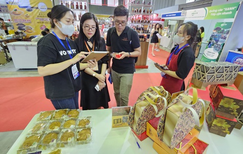 Tin tức sáng 19-8: Tăng đầu tư cho bậc mầm non ở 15 tỉnh thành, có TP.HCM; Giá bánh trung thu tăng - Ảnh 1. Nhiều doanh nghiệp đẩy mạnh "chào hàng" bánh trung thu đến người tiêu dùng - Ảnh: N.TRÍ