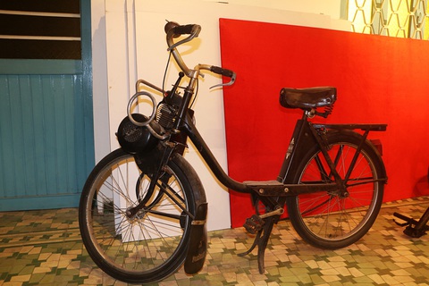 Chiếc xe đạp máy hiệu Velo Solex của Pháp, sản xuất thập niên 1950 của ông Lai giao cho nữ giao liên Nguyễn Ngọc Huệ (bí danh Thu Ba) trước năm 1968. Khi biết tin Bảo tàng Biệt động Sài Gòn - Gia Định đi vào hoạt động, bà Huệ tình nguyện trao tặng kỷ vật quý - Ảnh: THÁI THÁI Chiếc xe đạp máy hiệu Velo Solex của Pháp, sản xuất thập niên 1950 của ông Lai giao cho nữ giao liên Nguyễn Ngọc Huệ (bí danh Thu Ba) trước năm 1968. Khi biết tin Bảo tàng Biệt động Sài Gòn - Gia Định đi vào hoạt động, bà Huệ tình nguyện trao tặng kỷ vật quý - Ảnh: THÁI THÁI