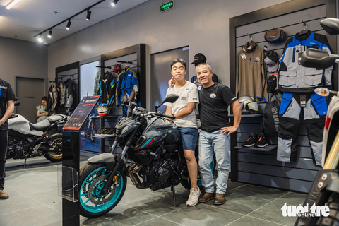 Yamaha MT-07 2023 lần đầu xuất hiện tại Việt Nam: Giá 259 triệu đồng, khó có cửa trước Honda CB750 H - Ảnh 4. Khách tham quan ngồi thử MT-07 trong buổi lễ ra mắt showroom Revzone ở Hà Nội