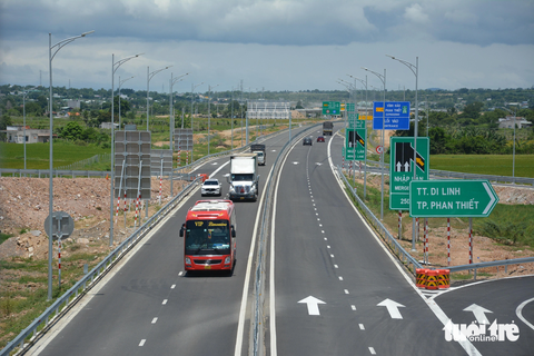 Dự kiến năm 2025, cao tốc Vĩnh Hảo - Phan Thiết có trạm dừng nghỉ? - Ảnh 1. Cao tốc Vĩnh Hảo - Phan Thiết dài khoảng 100km đã đưa vào khai thác tạm từ ngày 19-5, nhưng chưa có trạm dừng nghỉ - Ảnh: ĐỨC TRONG