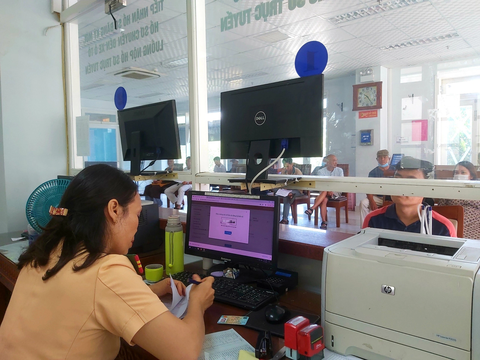 Ngày thứ 3 cấp biển số xe theo mã định danh: Nhiều chủ xe thở phào vì thực hiện thành công - Ảnh 1. Một hồ sơ cấp biển số xe theo mã định danh thành công ngày 17-8 - Ảnh: ĐOÀN CƯỜNG