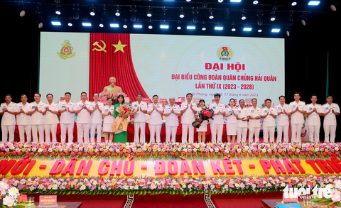 Người lao động tại doanh nghiệp thuộc Quân chủng Hải quân đạt gần 24 triệu đồng/tháng - Ảnh 1. Lãnh đạo Bộ tư lệnh Quân chủng Hải quân chúc mừng thành công của kỳ Đại hội đại biểu Công đoàn lần thứ IX, nhiệm kỳ 2023-2028 - Ảnh: T.THẮNG