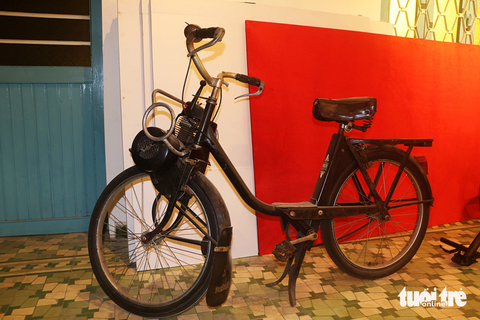 Ngắm kỷ vật nhớ một thời Biệt động Sài Gòn - Ảnh 6. Chiếc xe đạp máy hiệu Velo Solex của Pháp, sản xuất thập niên 1950 của ông Lai giao cho nữ giao liên Nguyễn Ngọc Huệ (bí danh Thu Ba) trước năm 1968. Khi biết tin Bảo tàng Biệt động Sài Gòn - Gia Định đi vào hoạt động, bà Huệ tình nguyện trao tặng kỷ vật quý - Ảnh: THÁI THÁI