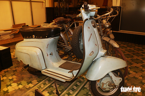 Ngắm kỷ vật nhớ một thời Biệt động Sài Gòn - Ảnh 7. Xe gắn máy hiệu Lambretta của ông Lai trang bị cho gia đình ông bà Trần Văn Hãng (Ba Hãng) - thành viên Ban công tác 1, Tiểu đoàn Quyết tử 950 Đặc khu Sài Gòn - Chợ Lớn, sau là Biệt động Sài Gòn, sử dụng đi lại và hoạt động cách mạng trước năm 1975. Bà Trần Thị Triệu, con gái ông Ba Hãng, đã trao tặng kỷ vật quý trên cho bảo tàng.