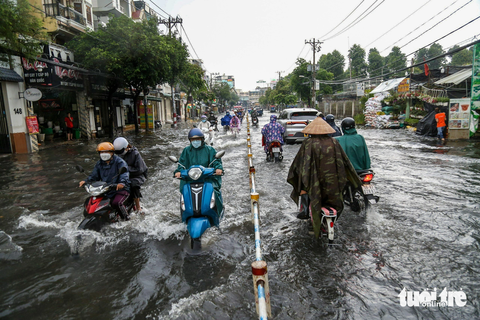 Mưa ngập ở TP.HCM: Đường mênh mông nước, có người dùng thuyền để đi - Ảnh 2. Mưa gây ngập lênh láng khiến nhiều người ngao ngán