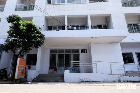 Sở Xây dựng nói gì về việc dân chung cư 137 Lý Thường Kiệt chưa được tạm cư? - Ảnh 2. Lô 1, khu A chung cư Phú Thọ (quận 11) trong hiện trạng xuống cấp phần sở hữu chung như hành lang, thang máy - Ảnh: PHƯƠNG NHI
