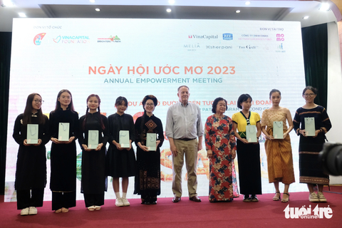 Những nữ sinh dân tộc thiểu số học để chăm lo cho bản làng - Ảnh 1. Nguyên phó chủ tịch nước Trương Mỹ Hoa trao quà động viên các nữ sinh dân tộc thiểu số - Ảnh: NGUYÊN BẢO