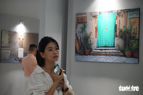 Dù xem giữa khán phòng đông người, hãy xem những bức ảnh này bằng tinh thần của một người cô đơn - Ảnh: T.ĐIỂU Dù xem giữa khán phòng đông người, hãy xem những bức ảnh này bằng tinh thần của một người cô đơn - Ảnh: T.ĐIỂU