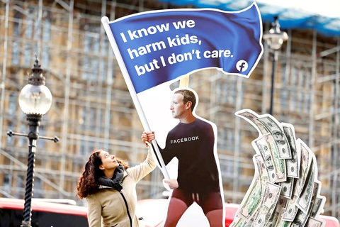 Một người biểu tình chụp ảnh với tác phẩm châm biếm nhà sáng lập Facebook Mark Zuckerberg tại khu vực đối diện Tòa nhà Nghị viện Anh ở trung tâm London, Anh vào tháng 10-2021 - Ảnh: AFP Một người biểu tình chụp ảnh với tác phẩm châm biếm nhà sáng lập Facebook Mark Zuckerberg tại khu vực đối diện Tòa nhà Nghị viện Anh ở trung tâm London, Anh vào tháng 10-2021 - Ảnh: AFP