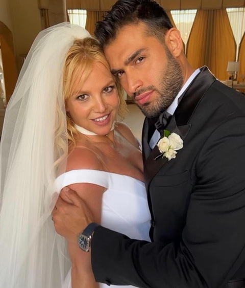 Britney Spears bị chồng trẻ li hôn sau cáo buộc ngoại tình - Ảnh 3. Sam Asghari đã cùng "nắm tay" Britney Spears vượt qua thời điểm khó khăn nhất, lấy lại cuộc sống tự do