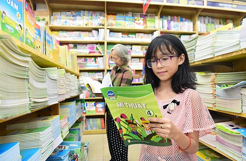 Thay đổi quan niệm về sách giáo khoa - Ảnh 2. Em Mai Thảo, học sinh Trường tiểu học Kỳ Đồng (quận 3, TP.HCM), được bà dẫn đi mua sách giáo khoa để chuẩn bị cho năm học mới - Ảnh: DUYÊN PHAN