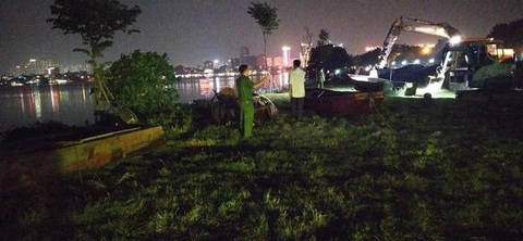 Thu giữ 5 tàu thuyền nghi đánh bắt nhiều tấn cá tại hồ Tây trong đêm - Ảnh 1. Lực lượng chức năng quận Tây Hồ thu giữ 5 thuyền đánh bắt cá trái phép trên hồ Tây - Ảnh: UBND quận Tây Hồ cung cấp
