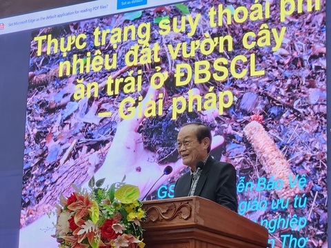 NPK Cà Mau công nghệ polyphosphate: Giải pháp dinh dưỡng cho cây ăn trái- Ảnh 1. GS.TS Nguyễn Bảo Vệ chia sẻ về thực trạng suy thoái đất vườn tại Đồng bằng sông Cửu Long và đưa ra giải pháp