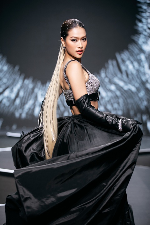 Á hậu Minh Kiên lần đầu trình diễn mở màn cùng dàn hậu đình đám tại Vietnam Beauty Fashion Fest 5 - Ảnh 5. Đương kim Miss Grand Vietnam Đoàn Thiên Ân gây ấn tượng với gương mặt sắc sảo cùng thần thái đúng chuẩn beauty queen.