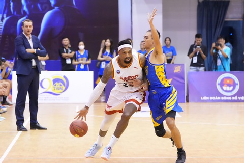 Cuộc đua song mã cho chiếc vé cuối vào bán kết VBA 2023 - Ảnh 1. Kentrell Barkley (áo trắng) giúp Saigon Heat thắng Ho Chi Minh City Wings - Ảnh: VBA