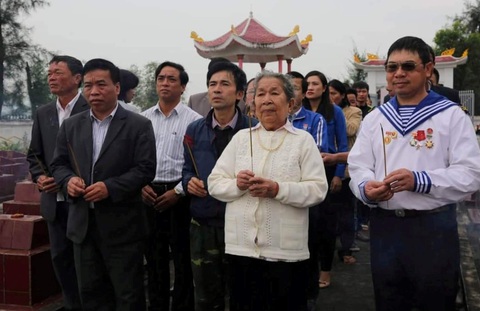 'Người mẹ Gạc Ma' đã qua đời - Ảnh 1. Mẹ Hồ Thị Đức cùng các cựu binh Gạc Ma làm lễ tưởng niệm 64 liệt sĩ Gạc Ma tại nghĩa trang phường Quảng Phúc - Ảnh: Q.NAM