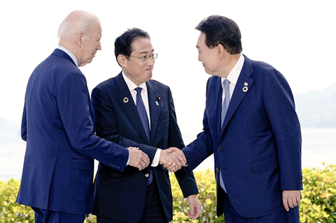 Từ trái sang: Tổng thống Mỹ Joe Biden, Thủ tướng Nhật Bản Kishida Fumio và Tổng thống Hàn Quốc Yoon Suk Yeol tại cuộc gặp bên lề sự kiện G7 - Ảnh: AP Từ trái sang: Tổng thống Mỹ Joe Biden, Thủ tướng Nhật Bản Kishida Fumio và Tổng thống Hàn Quốc Yoon Suk Yeol tại cuộc gặp bên lề sự kiện G7 - Ảnh: AP