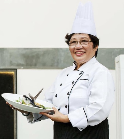 Nghe chuyên gia hóa giải những lầm tưởng về dầu ăn - Ảnh 4. Nghệ nhân ẩm thực Ánh Tuyết đánh giá sản phẩm Neptune Light là một lựa chọn đáng giá của mọi gian bếp khi sở hữu và kết hợp được ba nguyên liệu tự nhiên cao cấp được ví như ‘ba loại dầu vàng’