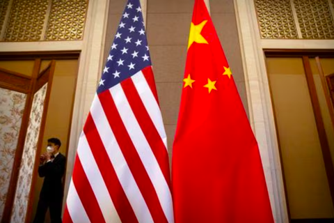 WTO ra phán quyết vụ Trung Quốc 'tung chiêu' thuế bổ sung với hàng Mỹ - Ảnh 1. Cờ Mỹ và Trung Quốc được bố trí trước cuộc gặp giữa Bộ trưởng Tài chính Mỹ Janet Yellen và Phó thủ tướng Trung Quốc Hà Lập Phong tại nhà khách Điếu Ngư Đài ở Bắc Kinh, Trung Quốc ngày 8-7 - Ảnh: REUTERS