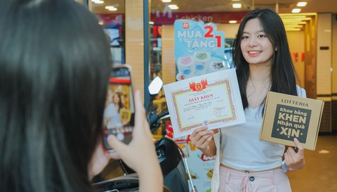 LOTTERIA thu hút với giới trẻ bằng sự kiện ‘Khoe bằng khen, nhận quà xịn’ - Ảnh 3. LOTTERIA thu hút với giới trẻ bằng sự kiện ‘Khoe bằng khen, nhận quà xịn’ - Ảnh 3.