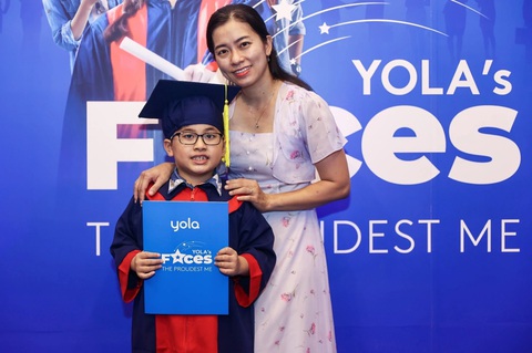 Yola và hành trình 14 năm ‘khai phóng sức mạnh tiềm năng’ tới học sinh - Ảnh 5. Quân và mẹ tại buổi lễ Yola’s Face - Ảnh: Yola