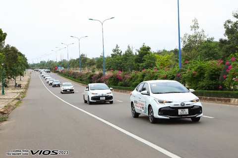 Vios 2023 khoe diện mạo bắt mắt trong sự kiện Roadshow 2023 - Ảnh 2. Đoàn xe gây sự chú ý khi đi qua nhiều tuyến phố đẹp tại Bình Thuận
