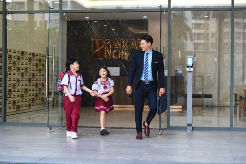 Akari City và hành trình thiết lập phong cách sống mới tại khu vực phía Tây - Ảnh 2. Liền kề dự án là trường liên cấp Ngô Thời Nhiệm 1,8ha đã đi vào hoạt động, thuận tiện với những gia đình có con nhỏ bởi chỉ vài bước chân là đến trường. Ngoài ra, trong khoảng cách chỉ 15 phút di chuyển, cư dân nhanh chóng tiếp cận loạt tiện ích ngoại khu quan trọng như Aeon Mall, siêu thị Co.op Mart, bệnh viện Gia An 115, bệnh viện quận Bình Tân, bệnh viện quốc tế City, các trường học từ mầm non đến đại học.