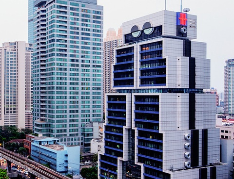 Việc cải tạo 'tòa nhà robot' đặc trưng của Bangkok bị phản đối kịch liệt - Ảnh 1. Tòa nhà robot ở Bangkok - Ảnh: BKK KIDs