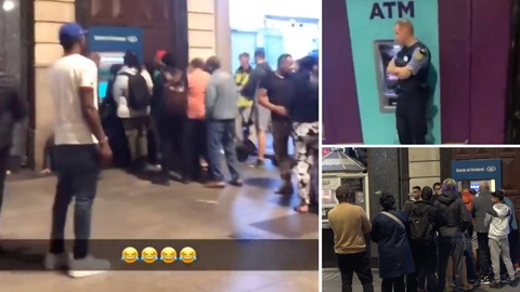 Lũ lượt ra ATM để rút tiền dù số dư tài khoản 0 đồng - Ảnh 1. Đám đông đi rút tiền rất tự tin dù tài khoản 0 đồng!