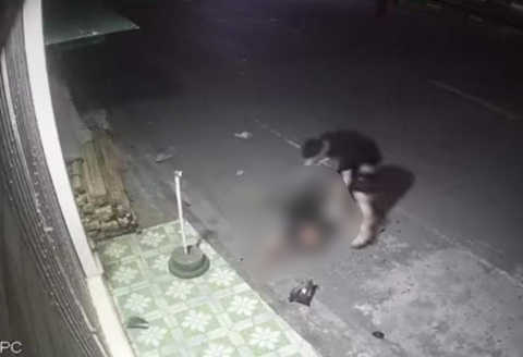 Bị ô tô tông chết khi ngồi hóng mát trước cửa nhà - Ảnh 2. Nạn nhân bị hất văng xuống lòng đường và chết tại chỗ - Ảnh cắt từ video