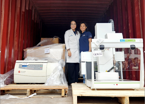 Nữ giảng viên ‘xin’ được gói thiết bị hơn 11 tỉ đồng để nghiên cứu - Ảnh 2. TS Vân Khanh nhận gói thiết bị thí nghiệm được vận chuyển từ Mỹ về Việt Nam - Ảnh: P.K.