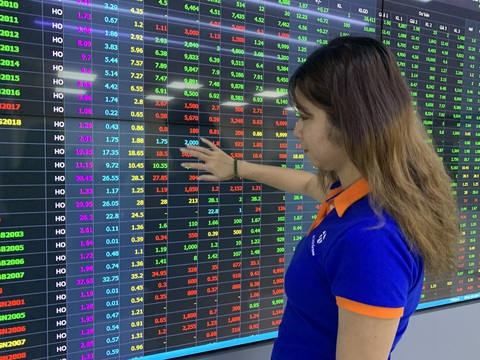 Lo gì về cho vay margin chứng khoán? - Ảnh 1. Tổng cho vay ký quỹ toàn thị trường được dự báo có thể đạt 155.000-180.000 tỉ đồng trong 6 tháng cuối năm nay, tăng 10-30% so với mức 140.000 tỉ đồng vào cuối quý 2-2023 - Ảnh: BÔNG MAI