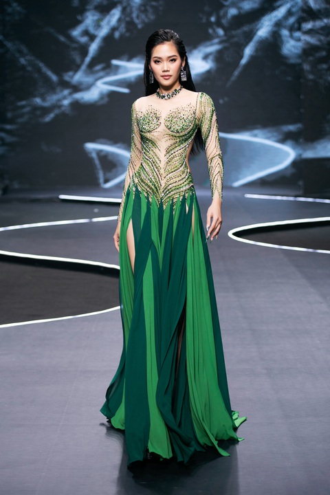 Á hậu Minh Kiên lần đầu trình diễn mở màn cùng dàn hậu đình đám tại Vietnam Beauty Fashion Fest 5 - Ảnh 11. Á hậu Minh Kiên lần đầu trình diễn mở màn cùng dàn hậu đình đám tại Vietnam Beauty Fashion Fest 5 - Ảnh 11.