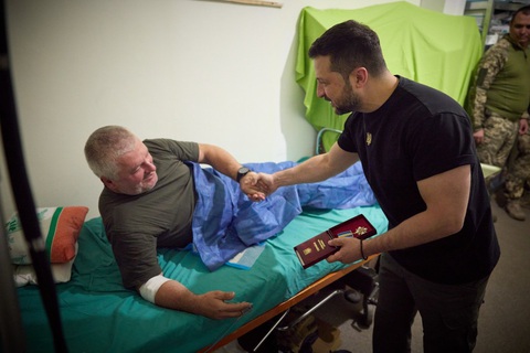 Tổng thống Ukraine thăm tiền tuyến để 'nắm cặn kẽ tình hình' - Ảnh 3. Ông Zelensky thăm hỏi và trao giải thưởng cấp nhà nước cho binh sĩ bị thương tại cơ sở quân y ở Zaporizhzhia - Ảnh: OP