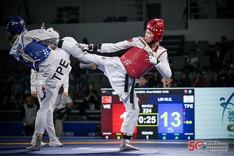Asiad 19: Chờ đợi gì ở taekwondo Việt Nam? - Ảnh 1. Võ sĩ Ánh Tuyết (phải) với HCB tại Giải Grand Prix 2023 ở Hàn Quốc hồi tháng 7 - Ảnh: WTF
