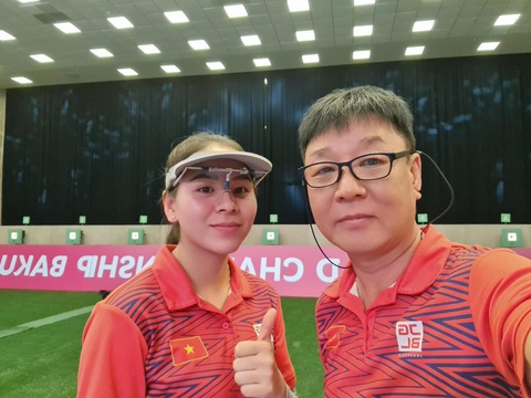 Bắn súng Việt Nam xuất sắc có vé dự Olympic 2024 - Ảnh 1. Xạ thủ Trịnh Thu Vinh (bên trái) và chuyên gia Park Chung Gun tại GIải vô địch bắn súng thế giới 2023 - Ảnh: BSVN