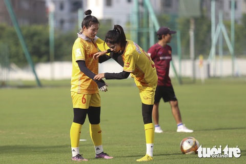 HLV Mai Đức Chung: 'Chúng tôi chuẩn bị tinh thần không có Huỳnh Như ở ASIAD' - Ảnh 2. Hai cầu thủ trẻ được triệu tập lên tuyển nữ Việt Nam lần này là Phạm Thị Lan Anh (số 6) và Nguyễn Thị Hoa - Ảnh: ĐỨC KHUÊ