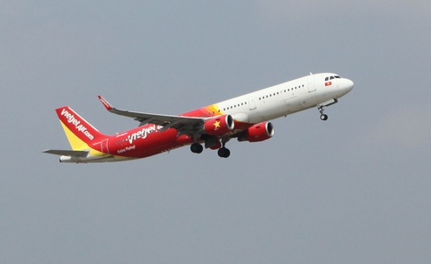Kiến nghị không quy định giá trần vé máy bay nội địa - Ảnh 1. Vietjet kiến nghị bỏ giá trần, giá sàn vé máy bay nội địa - Ảnh: TUẤN PHÙNG