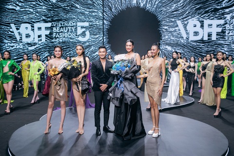 Á hậu Minh Kiên lần đầu trình diễn mở màn cùng dàn hậu đình đám tại Vietnam Beauty Fashion Fest 5 - Ảnh 6. Nhà thiết kế Hoàng Tony mang đến bộ sưu tập Glorious với thông điệp vô cùng tích cực và ý nghĩa.