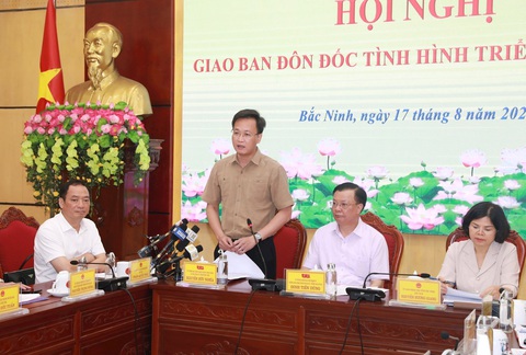 Bí thư Hà Nội: Xây đường vành đai 4 'chậm một ngày là đi rất xa' - Ảnh 3. Bí thư Tỉnh ủy Hưng Yên Nguyễn Hữu Nghĩa (đứng) nêu những vướng mắc trong việc triển khai xây đường vành đai 4 - Ảnh: NGUYỄN THÀNH