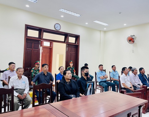 Người nhà nữ sinh tại phiên xét xử sơ thẩm ngày 17-8 - Ảnh: V.T Người nhà nữ sinh tại phiên xét xử sơ thẩm ngày 17-8 - Ảnh: V.T.