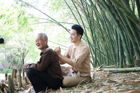 Nguyễn Phi Hùng trong cảnh quay MV Nghĩa mẹ tình cha - Ảnh: NVCC Nguyễn Phi Hùng trong cảnh quay MV Nghĩa mẹ tình cha - Ảnh: NVCC