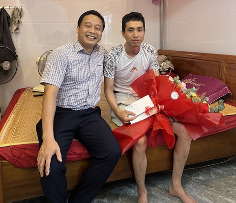 Thừa ủy quyền của Tổng giám đốc, Phó Tổng giám đốc EVNCPC ông Lê Hữu Danh đã đến thăm và tặng quà động viên anh Vũ . Ảnh chụp chiều 17-8 - Ảnh: HƯƠNG NGUYÊN