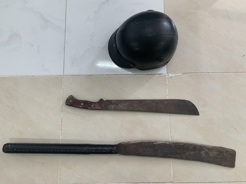 Chạy xe máy chở 3 trốn cảnh sát giao thông tông vào nhà dân, 1 người tử vong - Ảnh 1. Tang vật công an thu giữ - Ảnh: ĐOÀN DIỂU