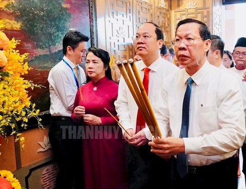 Đoàn đại biểu TP.HCM dâng hương kỷ niệm 135 ngày sinh Chủ tịch Tôn Đức Thắng - Ảnh 1. Chủ tịch UBND TP Phan Văn Mãi cùng các thành viên trong đoàn dâng hương tưởng niệm Chủ tịch Tôn Đức Thắng - Ảnh: WEB THÀNH ỦY